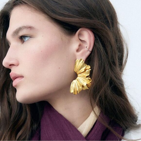 Zara Jewelry - Flower dangle stud earrings A120